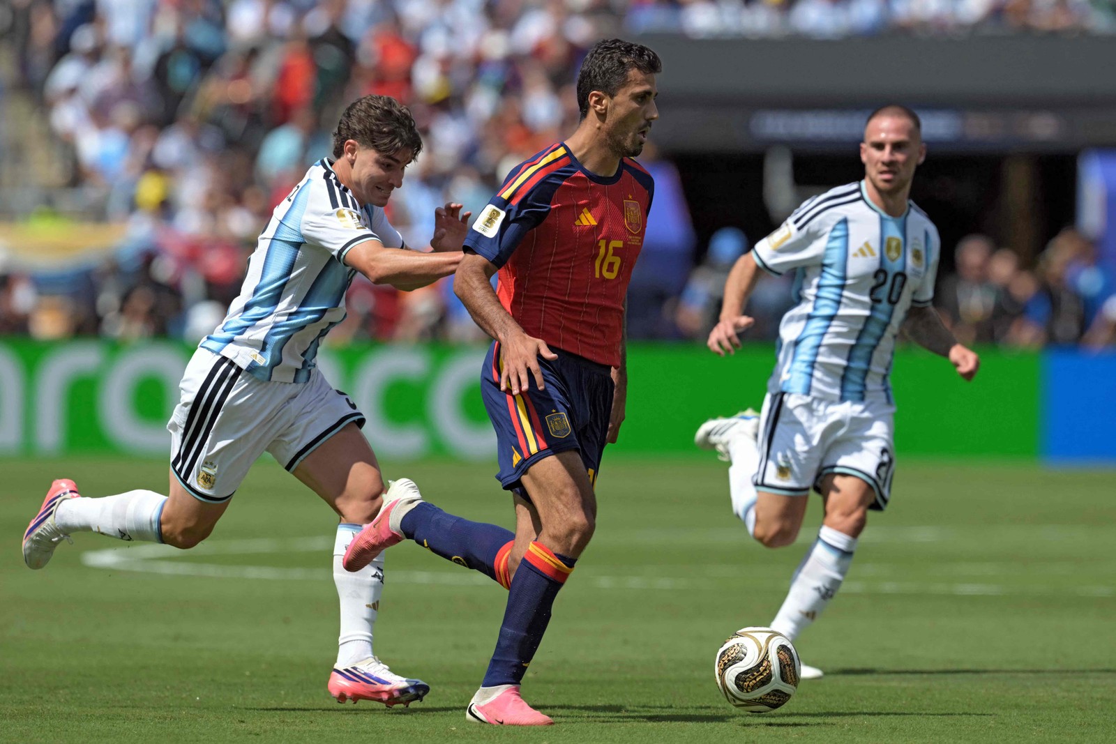 Rodri, da Espanha, carrega a bola diante dos marcadores da Argentina, na final da Copa — Foto: Kevin C. Cox/Getty Images/AFP