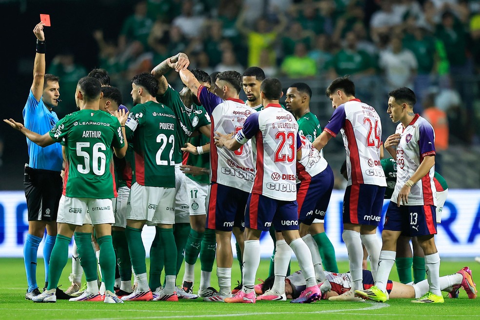 Andreas Pereira foi expulso na ida das oitavas de final da Libertadores — Foto: Miguel SCHINCARIOL / AFP