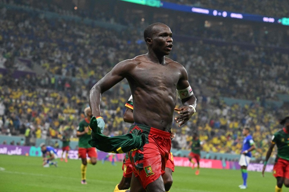 Aboubakar tirou a camisa em comemoração pelo gol que marcou contra o Brasil na Copa do Mundo — Foto: AFP