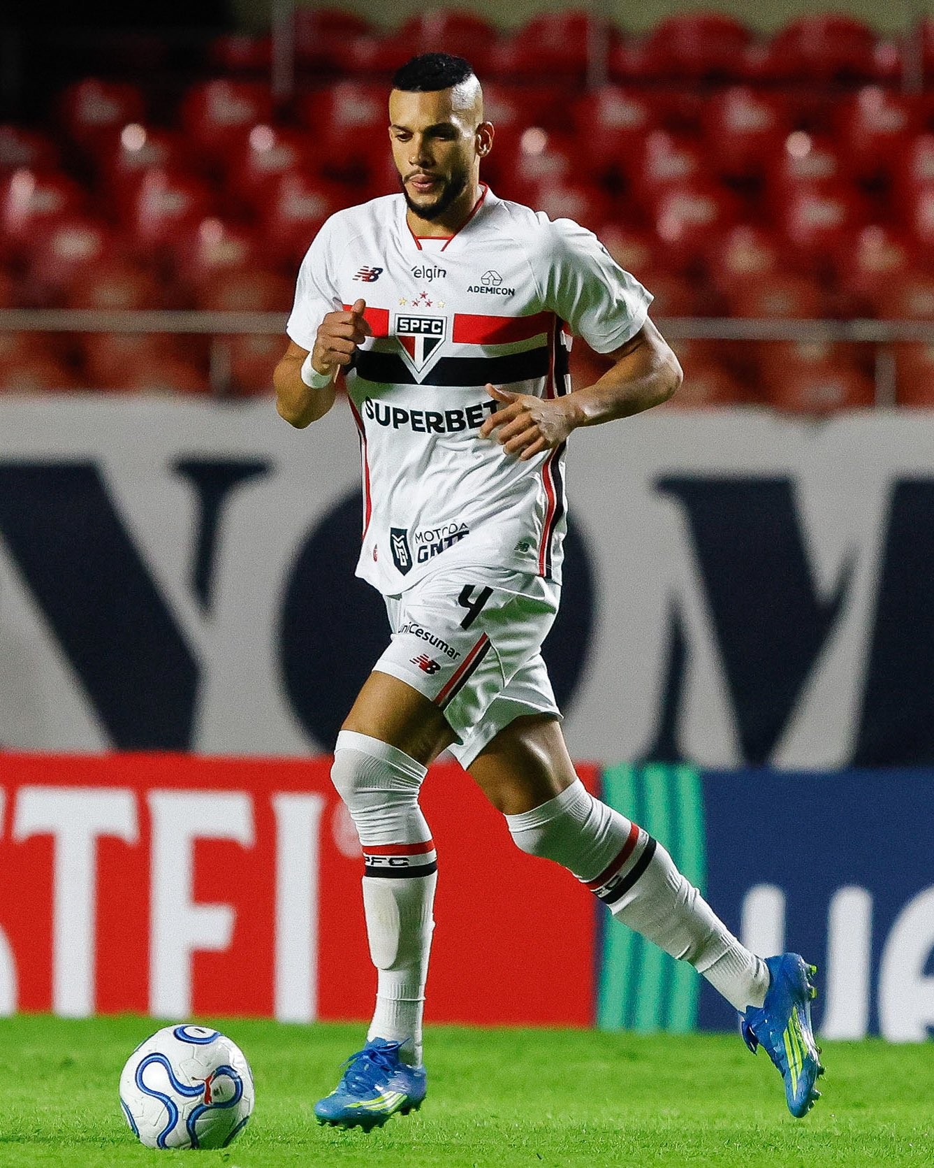 São Paulo anuncia rescisão contratual com zagueiro Dória