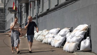 Moradores de Kursk Falam Ao Telefone preto da Prefeitura da Cidade - Foto: Tatyana Makeyeva / AFP