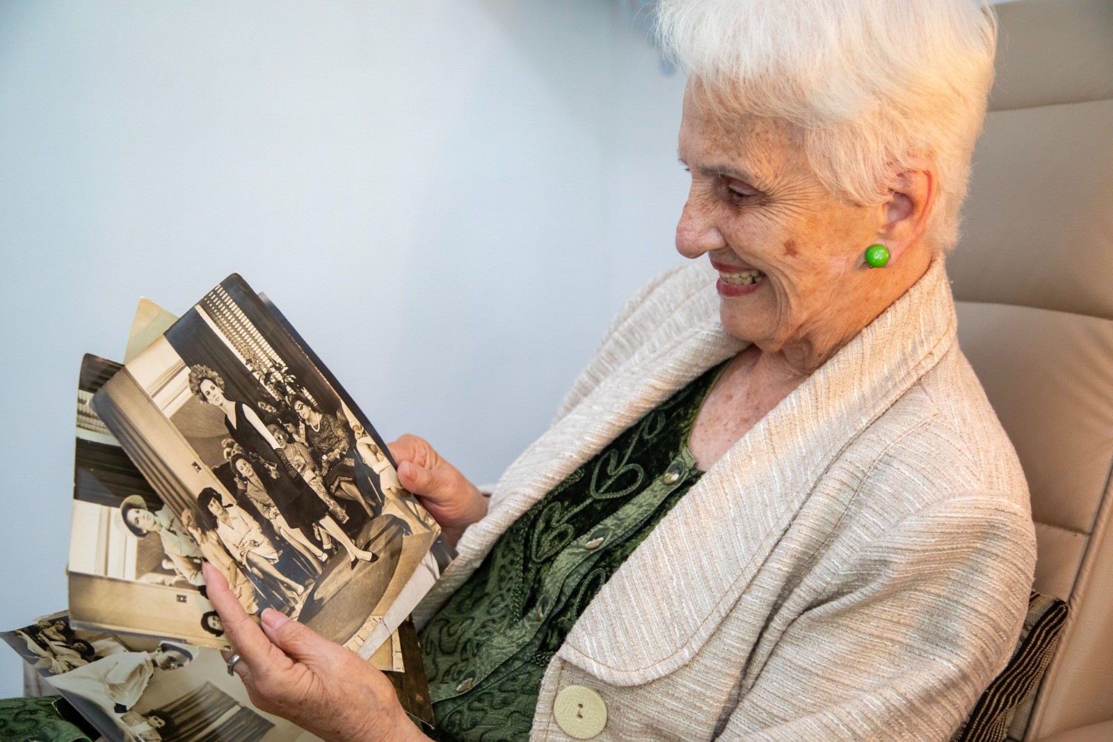 The actress shows photos of old works — Photo: Ana Branco 