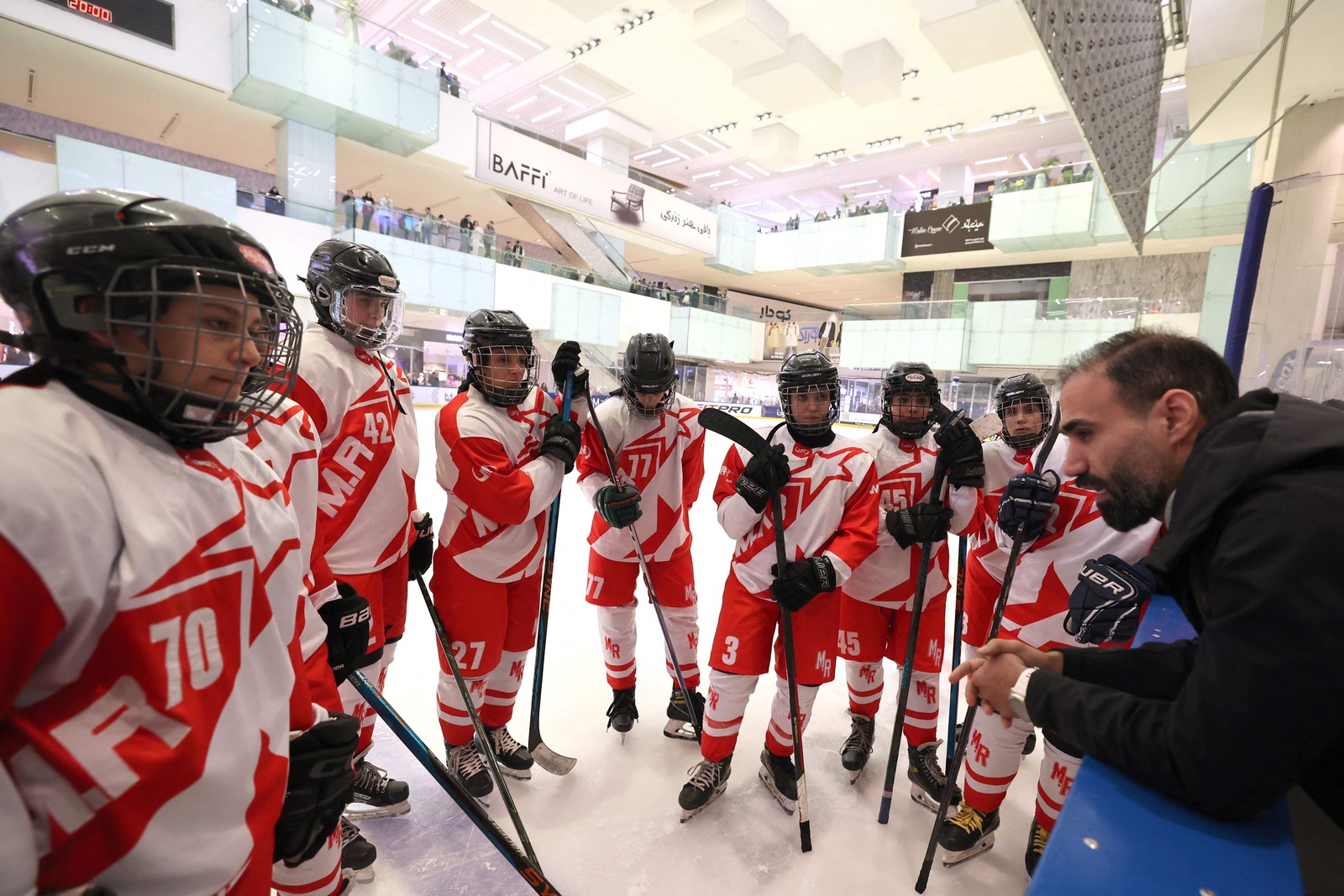 Apesar de tudo, as jogadoras "estão muito motivadas" e têm potencial, ressalta treinador — Foto: Atta Kenare/AFP