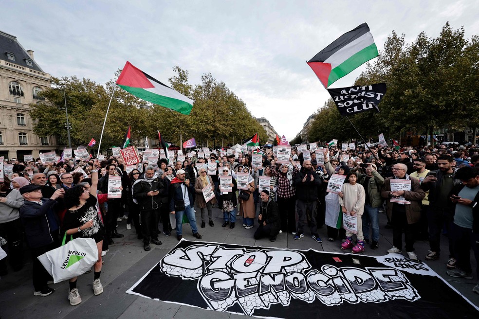 Place de la Republique, em Paris: protesto contra ação de Israel em Gaza — Foto: STEPHANE DE SAKUTIN / AFP