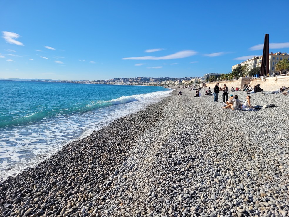 Pessoas aproveitam o sol numa das praias em frente à Promenade des Anglais, o calçadão que marca a orla de Nice, na Riviera Francesa — Foto: Eduardo Maia / O Globo