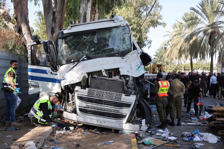 Equipes de emergência e policiais cercam o local onde dezenas de pessoas foram atropeladas por um caminhão, em Israel