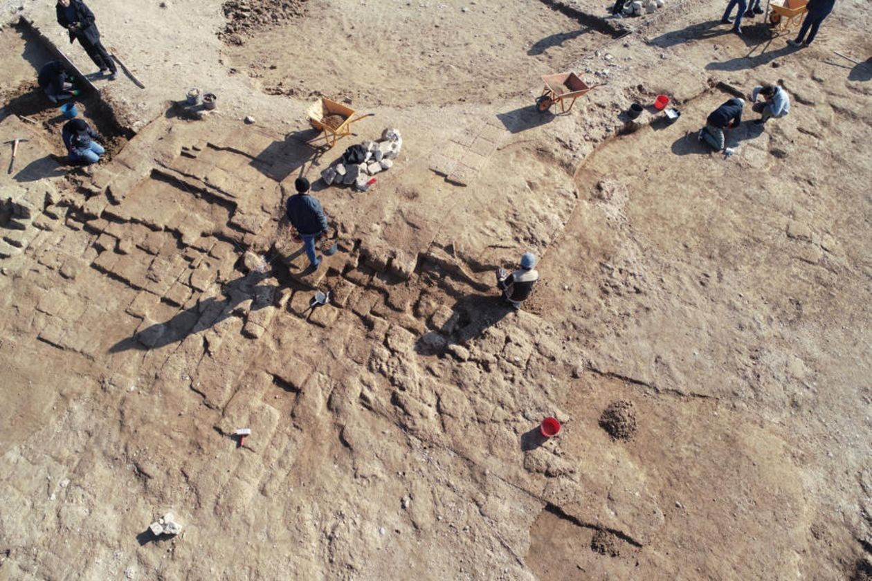Detalhe dos tijolos encontrados após seca do Rio Tigre — Foto: Reprodução / Universidade de Tubinga
