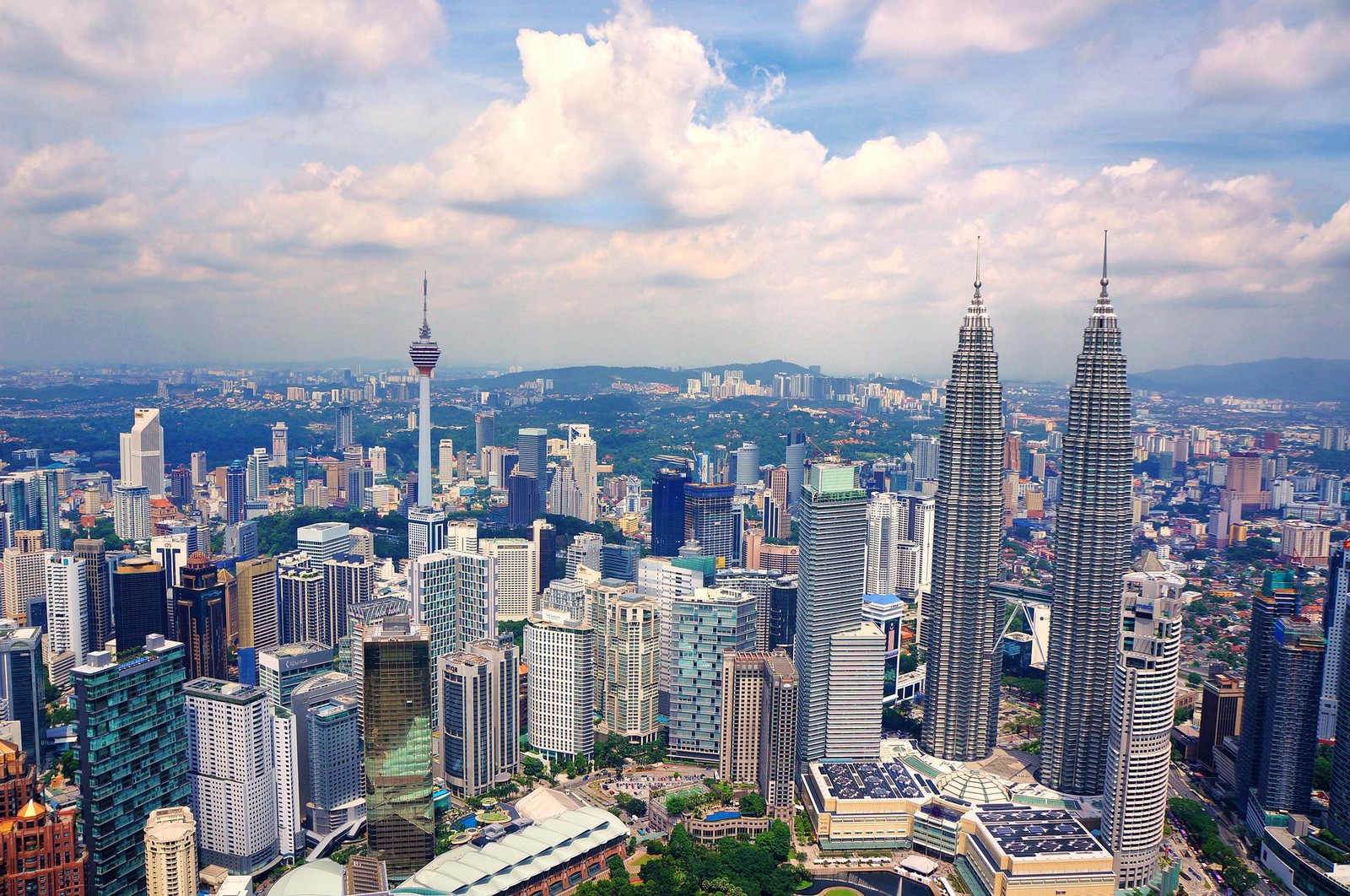Capital da Malásia está se tornando cada vez mais atraente para negócios globais devido a sua grande força de trabalho que fala inglês, conexões de voo fáceis ao redor a região e a relativa acessibilidade — Foto: Pixabay