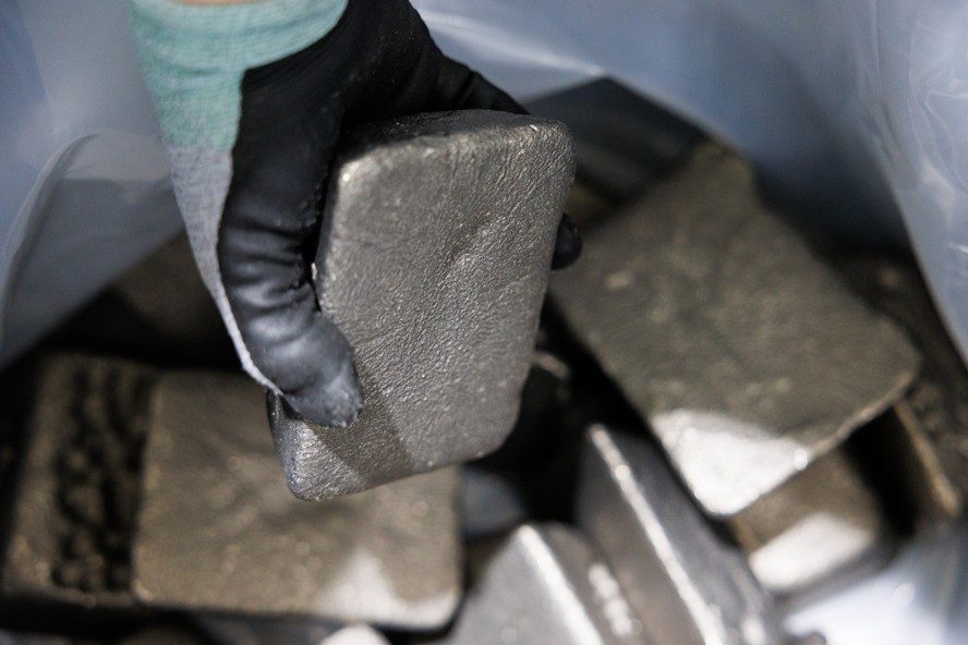 Lingotes de metal de neodímio-praseodímio em fábrica de terras-raras na Coreia do Sul