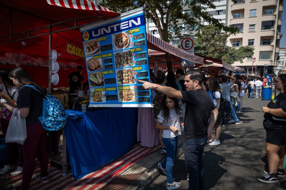 Barracas de gastronomia e artesanato tomam conta da Praça da Liberdade, em especial aos finais de semana, na Feira da Liberdade — Foto: Maria Isabel/O Globo