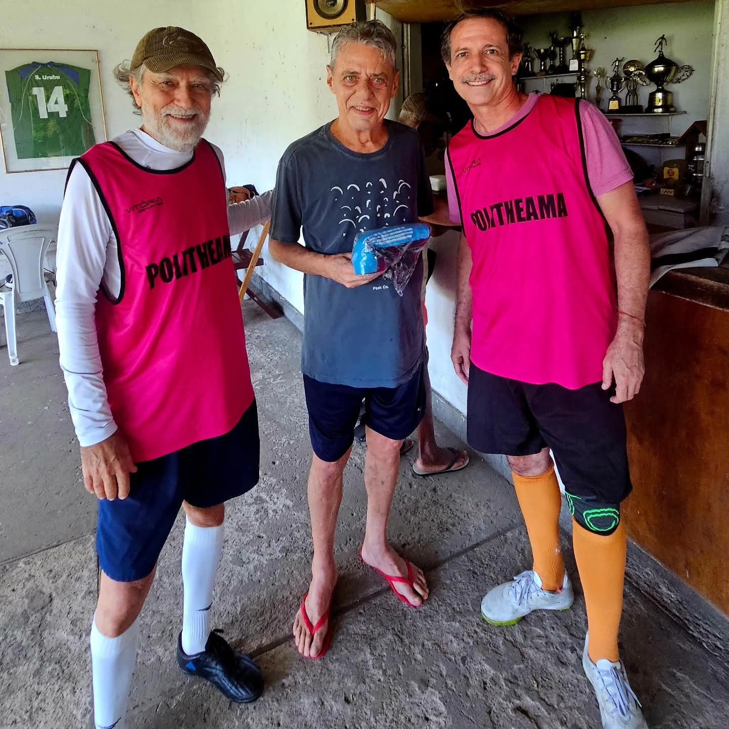 Chico Buarque recebe homenagem em partida do Politheama