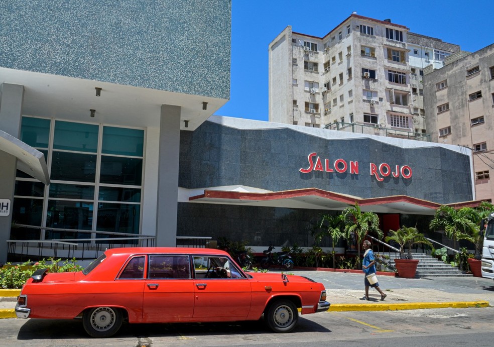 Uma limusine Chayka, ex-soviética, da década de 1970 é fotografada em frente ao cabaré "Salon Rojo" de Capri, um antigo cassino de gângsteres, em Havana — Foto: ADALBERTO ROQUE / AFP
