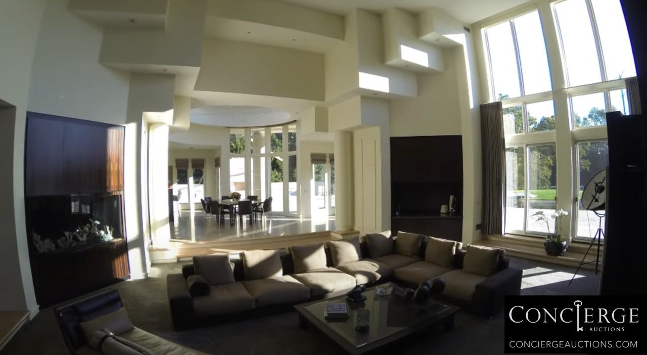 Mansão de Michael Jordan tem nove quartos, 15 banheiros, quadra de basquete personalizada, campo de golfe e piscina com borda infinita — Foto: Reprodução