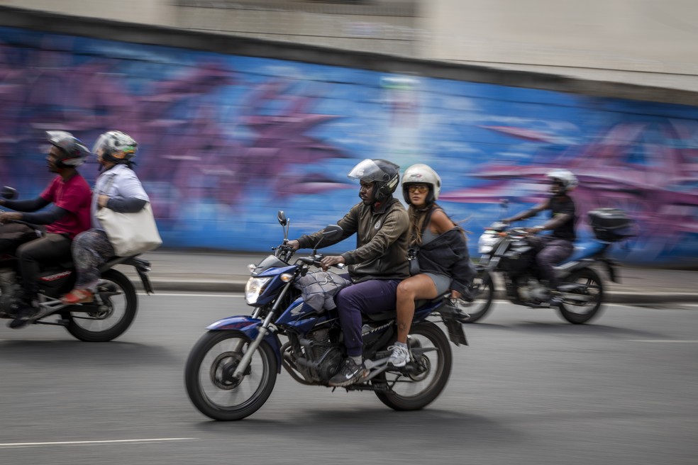 Pesquisa inédita traça perfil de usuários que preferem a moto ao transporte público — Foto: Guito Moreto