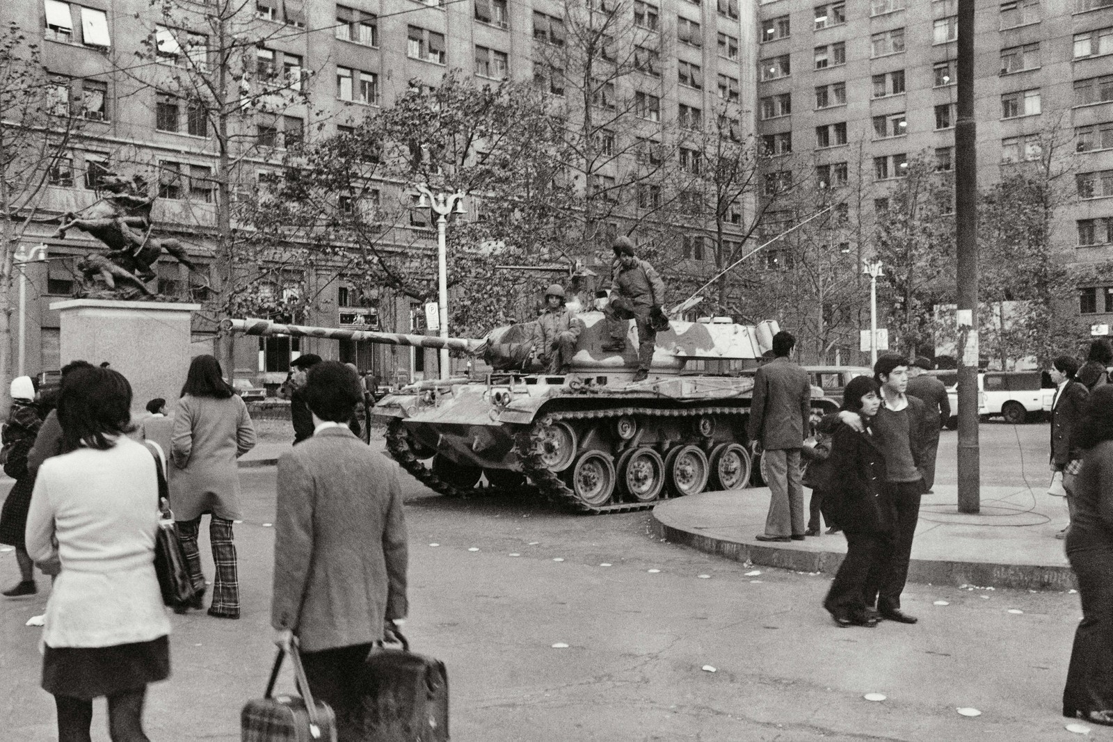 Exército nas ruas de Santiago, no Chile, em setembro de 1973 — Foto: Evandro Teixeira/Acervo IMS