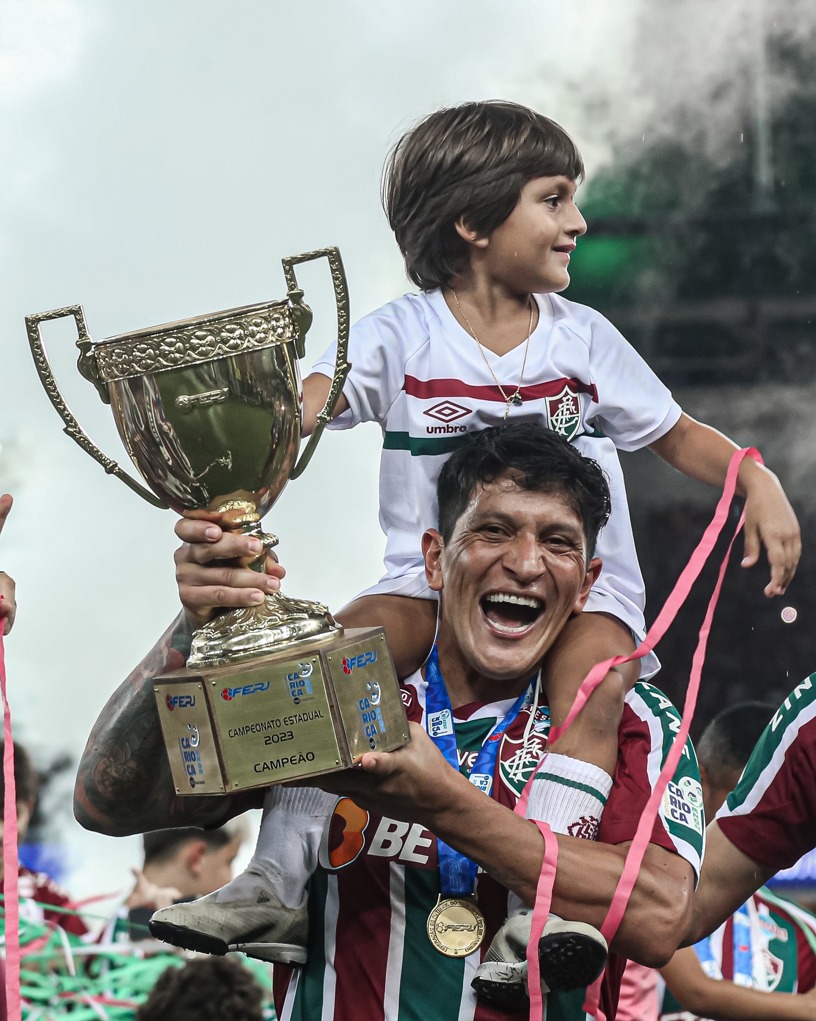 Cano comemorando com seu filho Lorenzo, de quatro anos — Foto: MARCELO GONÇALVES / FLUMINENSE FC