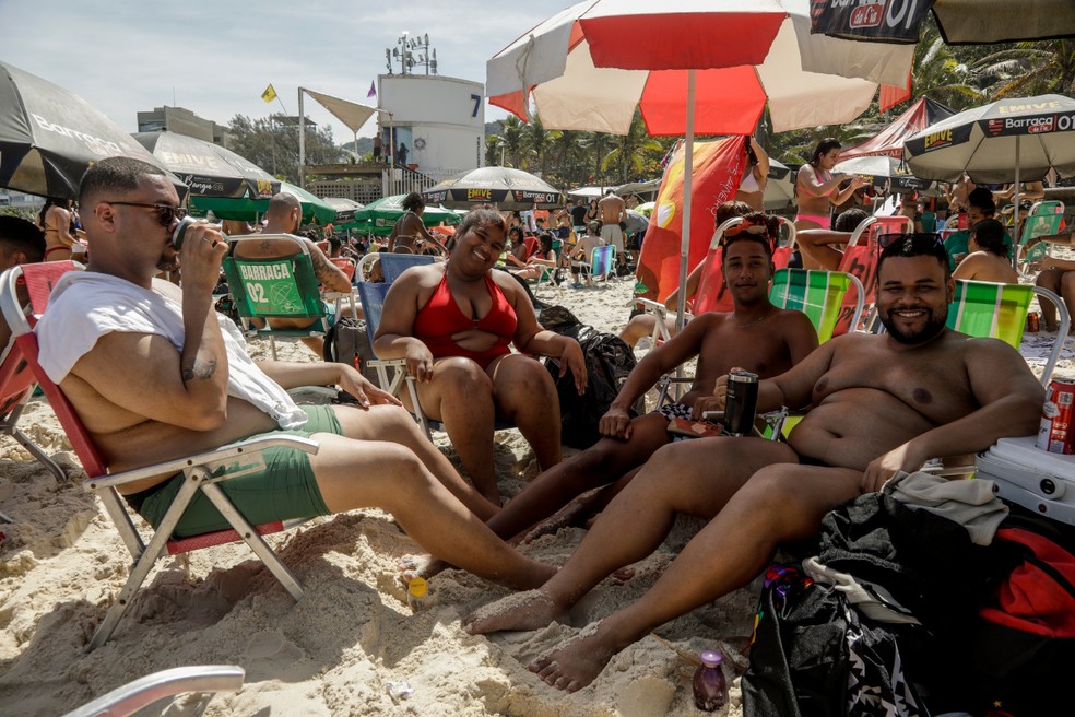 Eric Severiano (à direita) e amigos curtem a Praia do Arpoador em sábado de despedida do veranico — Foto: Gabriel de Paiva/Agência O Globo