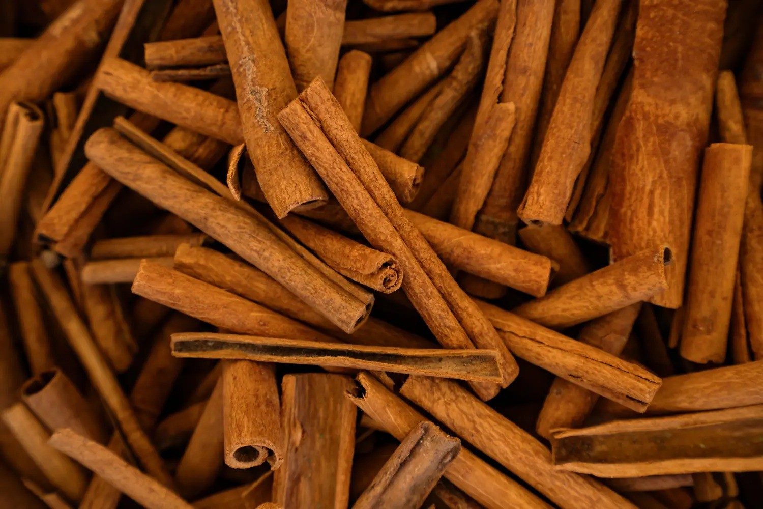 Por que, segundo o Feng Shui, é recomendado embrulhar um pau de canela em papel alumínio?