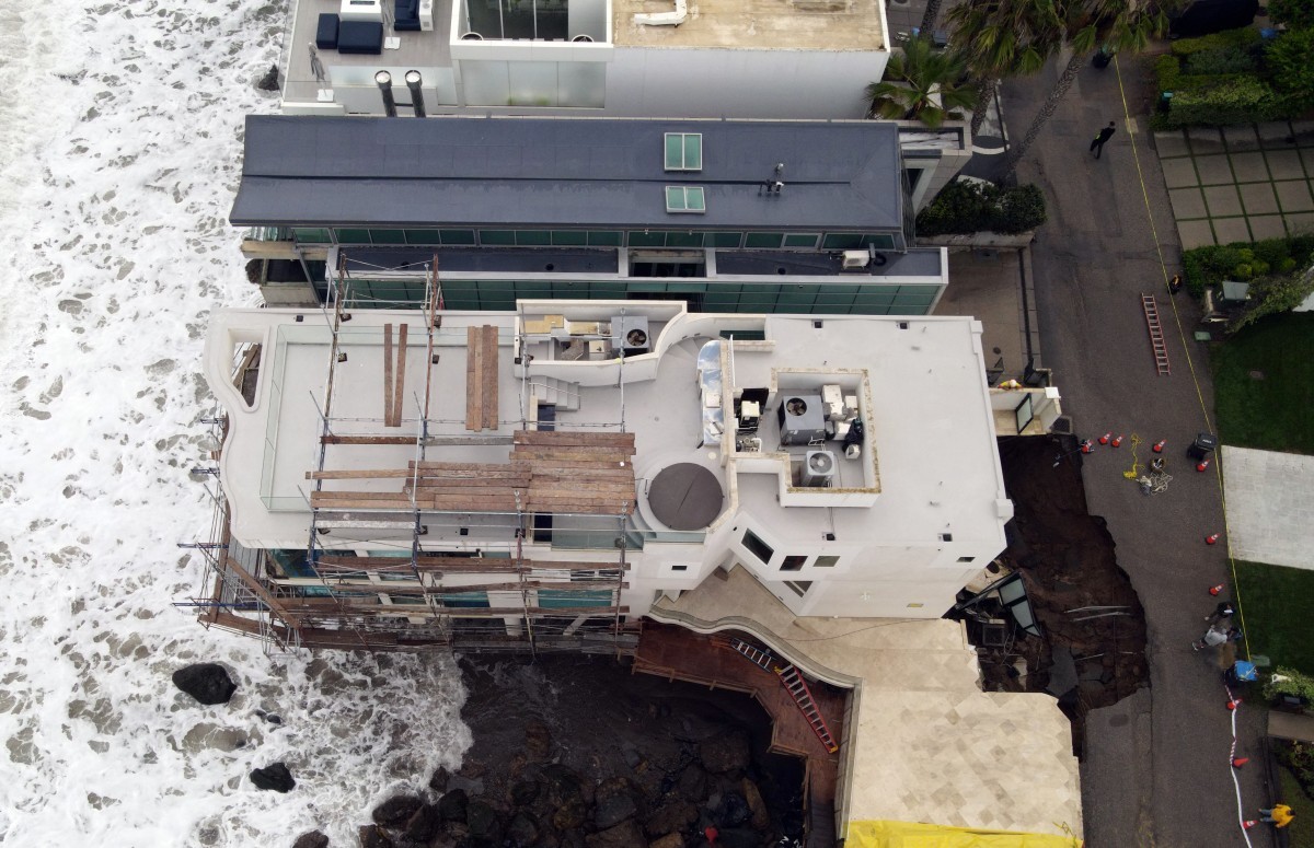 Mansão de Nicolas Cage quase desaba em Malibu após cratera gigante se abrir