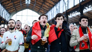 Belgas acompanham partida contra o Marrocos em telão instalado em estação de trem de Bruxelas — Foto: KENZO TRIBOUILLARD/AFP