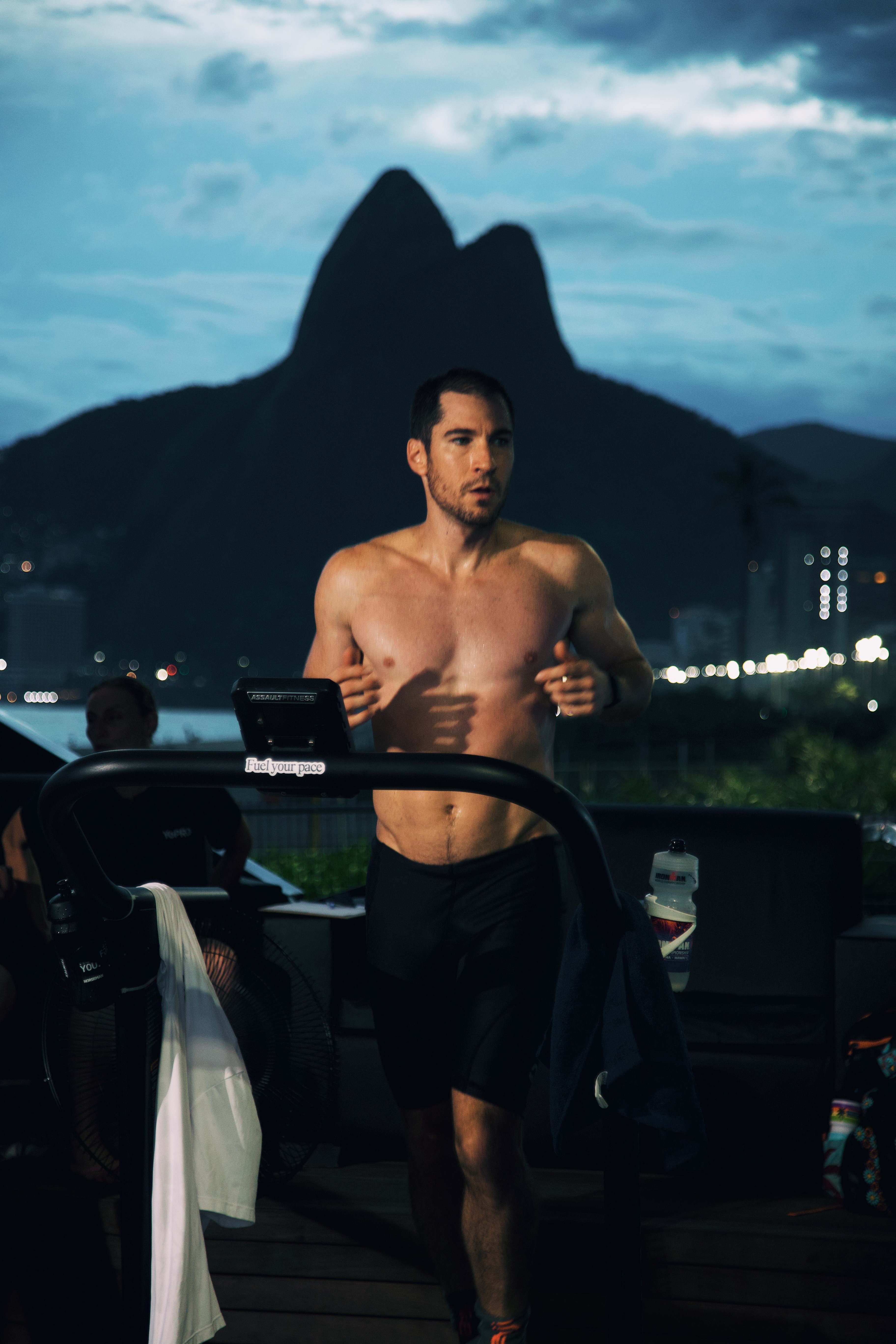 Brasileiro completa 24 horas de desafio e estabelece novo recorde mundial na esteira manual