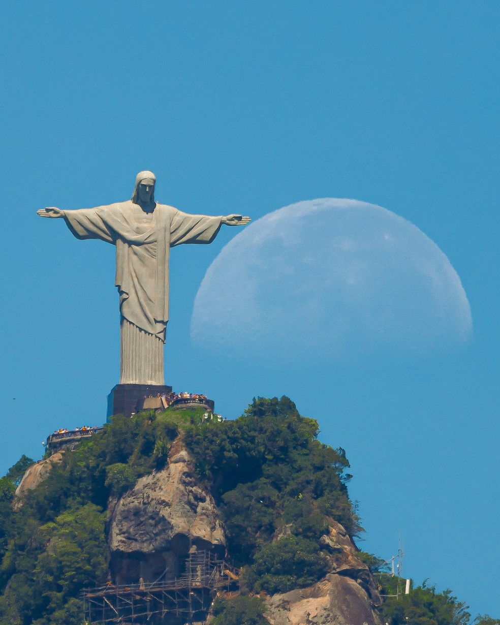 Fotógrafo flagra lua abraçando Cristo Redentor pela manhã — Foto: Bruno Dulcetti / Divulgação