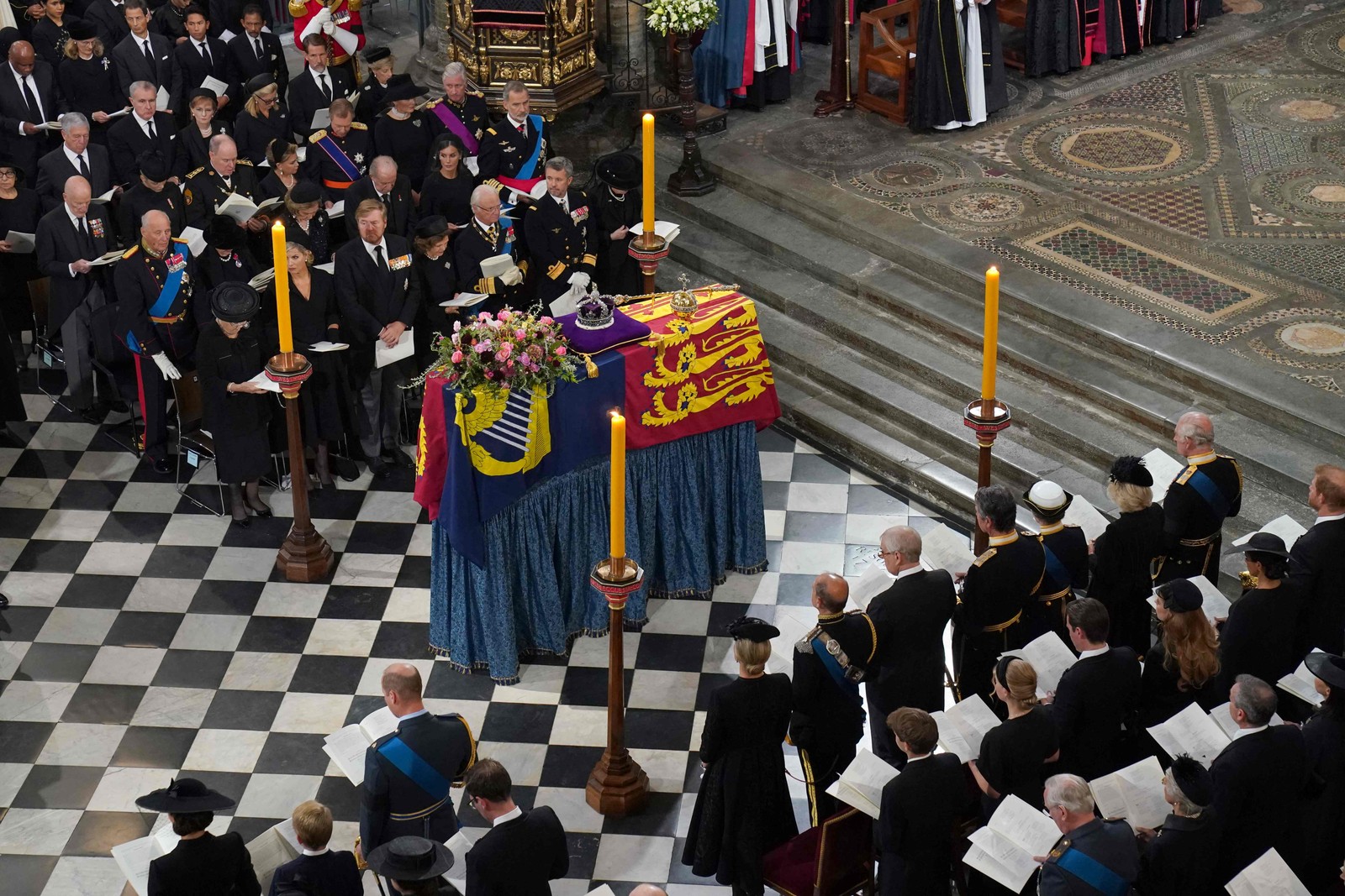Caixão da Rainha Elizabeth II é visto perto do altar durante o Funeral do Estado realizado na Abadia de Westminster, Londres, — Foto: Gareth Fuller / POOL / AFP