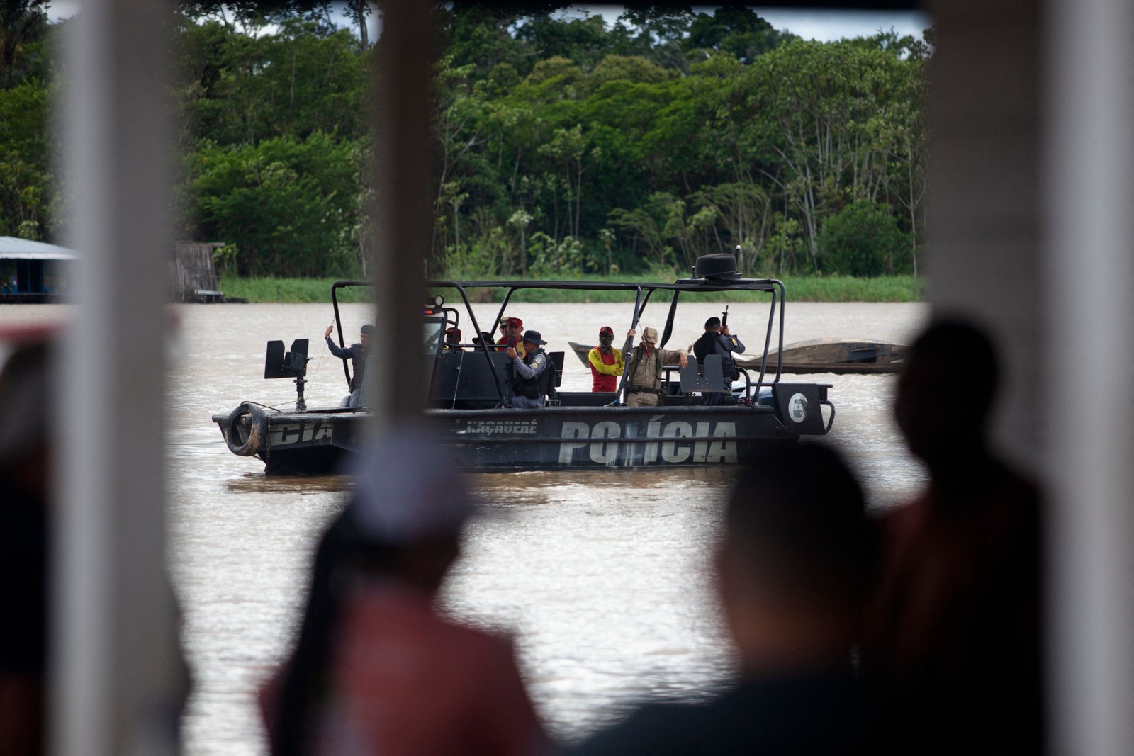 Barco com policiais e bombeiros partem para o trabalho de busca do indigenista Bruno Pereira e do jornalista Dom Phillips, no porto da cidade de Atalaia do Norte, Amazonas. — Foto: João LAET / AFP