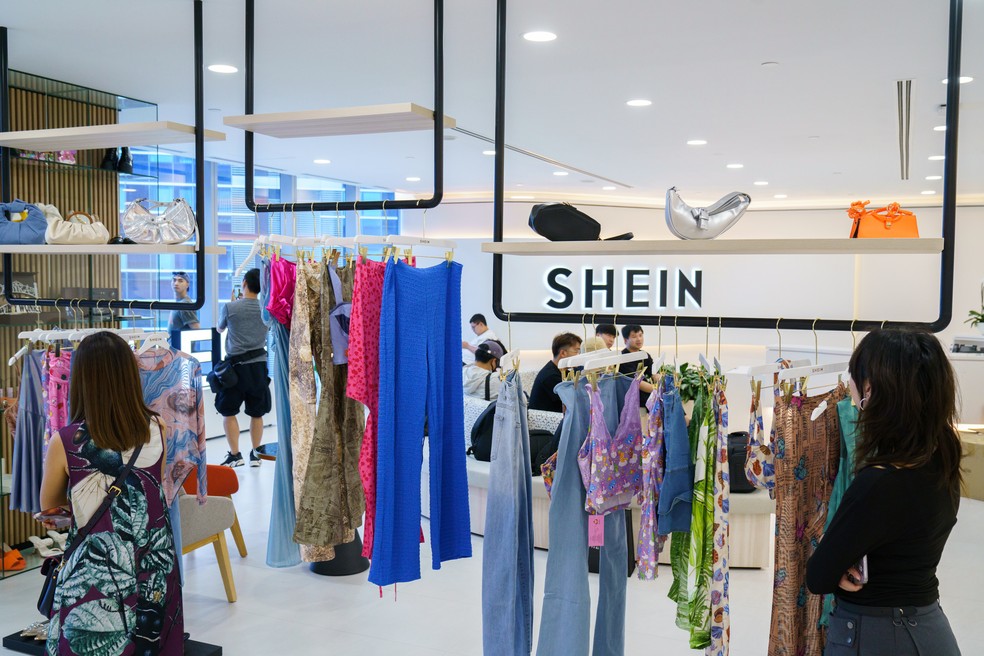 Roupas em exposi��o na sede da Shein em Cingapura - Foto: Ore Huiying/Bloomberg