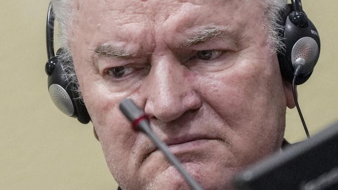 Condenado a prisão perpétua por genocídio, ‘Carniceiro da Bósnia’ terá funeral com honras de Estado na Sérvia - QTU Questões do Universo