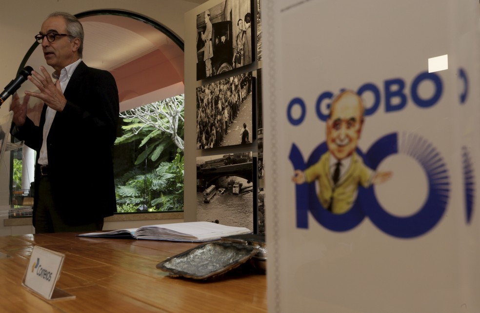 João Roberto Marinho, no lançamento do selo comemorativo dos 100 anos do GLOBO, em julho deste ano — Foto: Marcelo Theobald