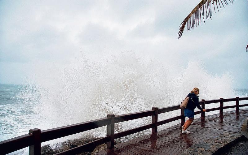 Marinha mantém alerta de ressaca na orla do Rio até quinta-feira; veja as recomendações da prefeitura - QTU Questões do Universo