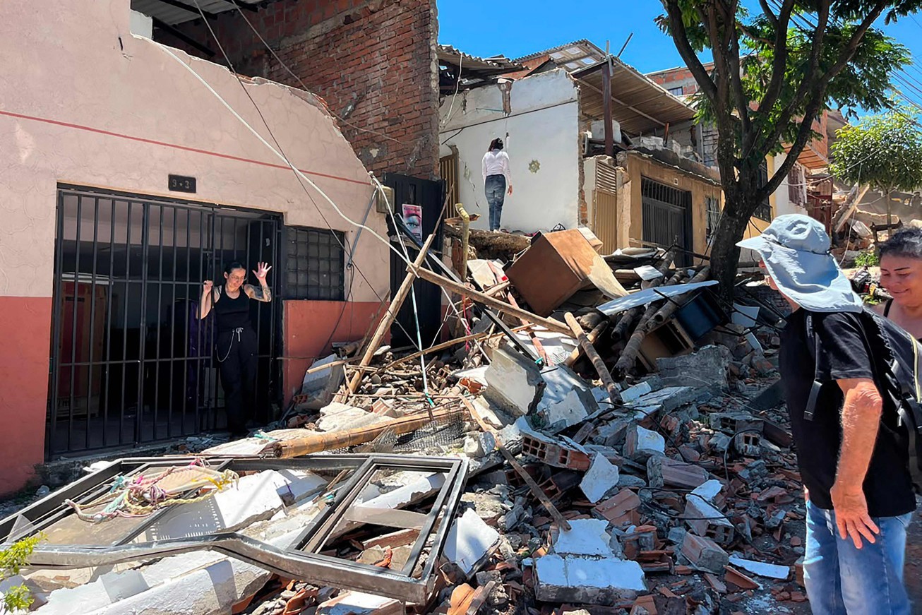 Pessoas observam os escombros em uma rua após um terremoto em Pereira, Colômbia. — Foto: Roberto Betancourt / AFP