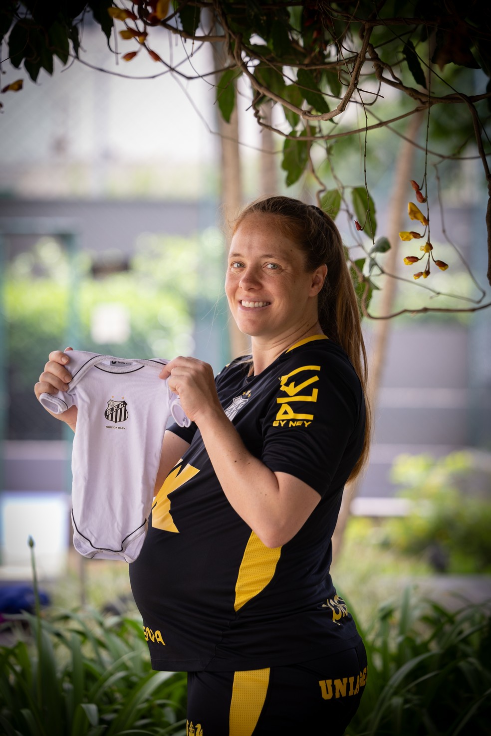 A atacante do Santos Ketlen Wiggers, de 33 anos, espera a chegada de Lucca — Foto: Maria Isabel Oliveira