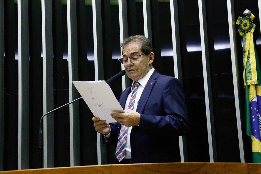 Deputado Paulinho da Força apresenta parecer antes da votação da MP 1.108