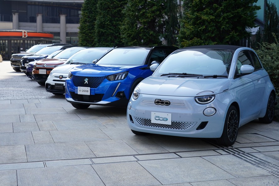 Carros elétricos da Stellantis: Fiat 500, Peugeot e-208, Fiat Abarth e Citroen e-C4 em exibição em Tóquio