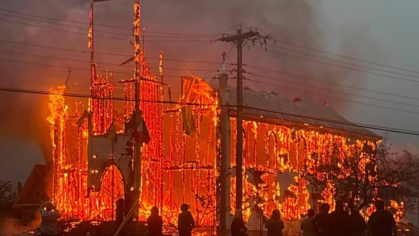 Igreja de mais de 100 anos é destruída por incêndio criminoso no Canadá - QTU Questões do Universo