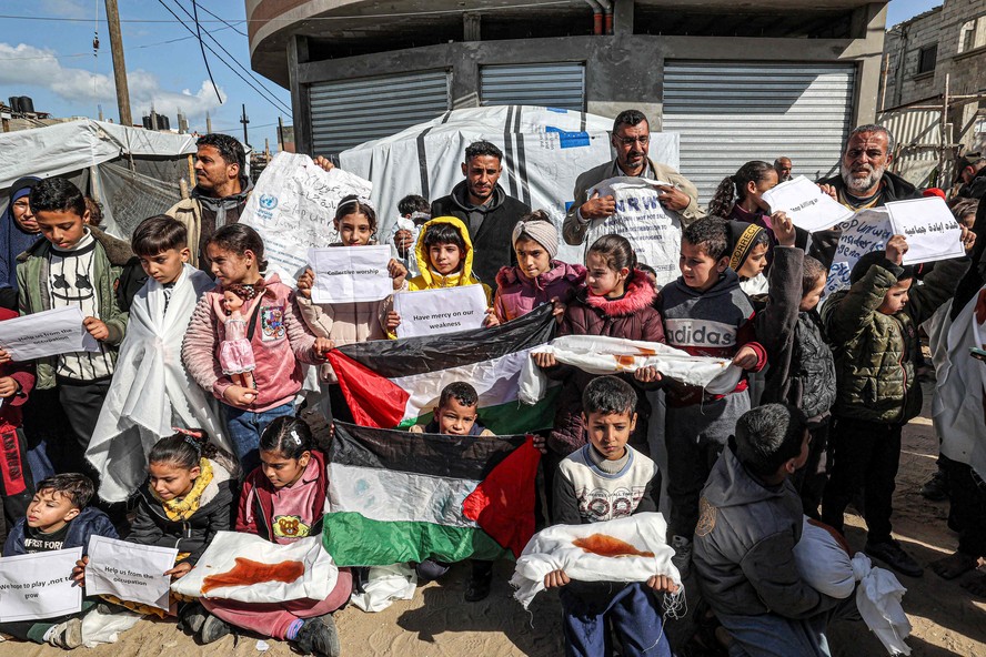 Palestinos participam de ato pela continuidade do financiamento internacional à UNRWA