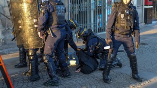 Francês é preso por policiais em manifestação contra proposta de reforma da Previdência do governo — Foto: Sebastien Salom-Gomis/AFP