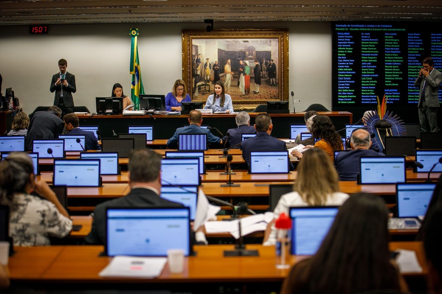Aprovação do voto impresso e de proposta contra o MST reforça agenda ...