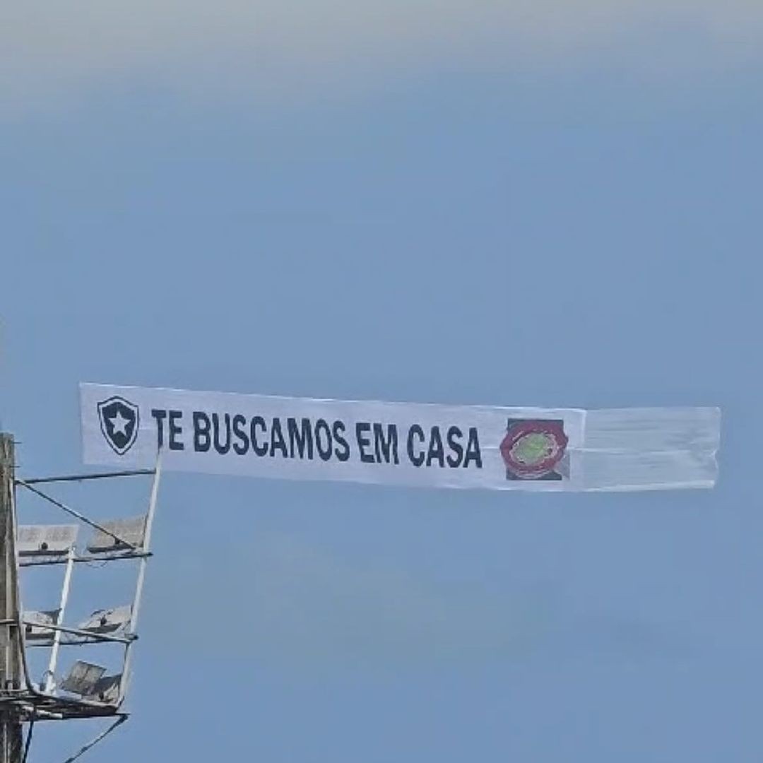 Após classificação na Libertadores, torcida do Botafogo revida faixa em avião de são-paulinos: 'Te buscamos em casa'