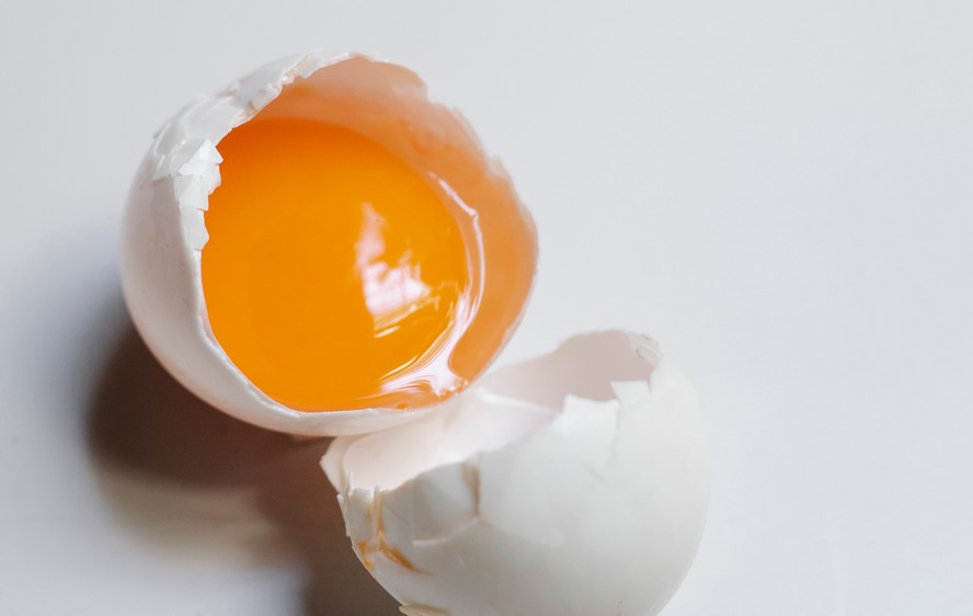 Não cozinhar o ovo pode aumentar o risco de intoxicação alimentar, problema que pode causar muitos prejuízos à saúde de idosos