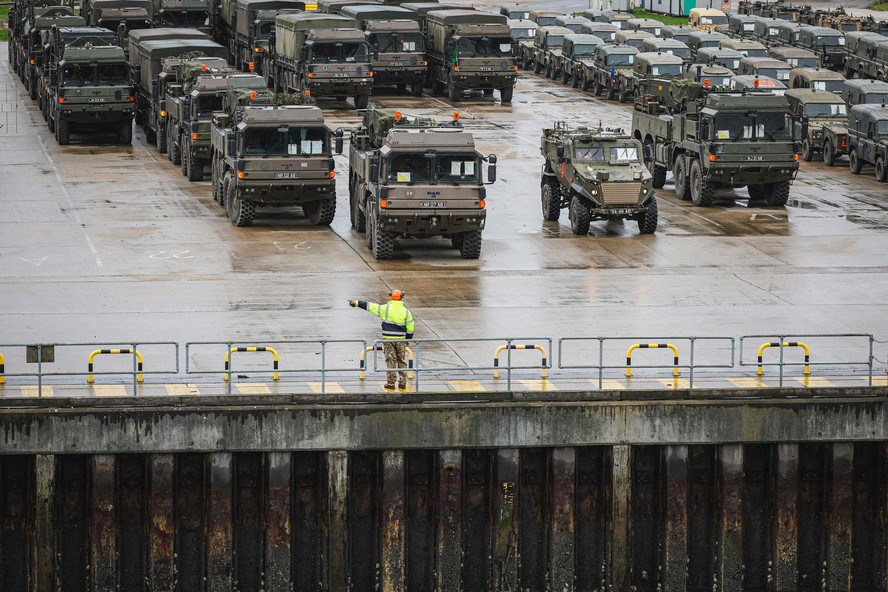 Veículos militares, incluindo caminhões e veículos de apoio, todos pertencentes à 7ª Brigada Mecanizada Leve do Exército Britânico