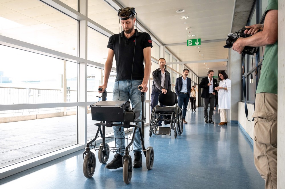 Como funcionam os implantes que levaram homem paraplégico a andar de ...