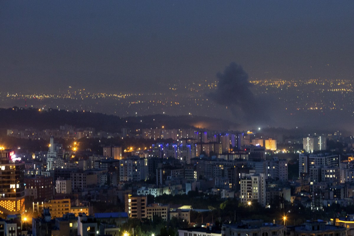 Israel lança 'ataques preventivos' contra o Irã; chefe da Guarda Revolucionária é morto e Teerã inicia retaliação com drones
