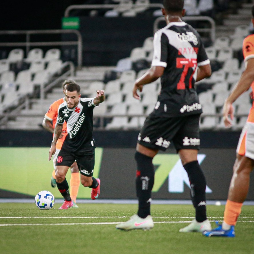 Coutinho se prepara chutar e marcar seu segundo gol na noite