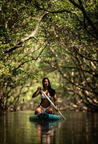 A publicitária Dayane Oliveira em passeio de SUP pelo manguezal — Foto: Hermes de Paula