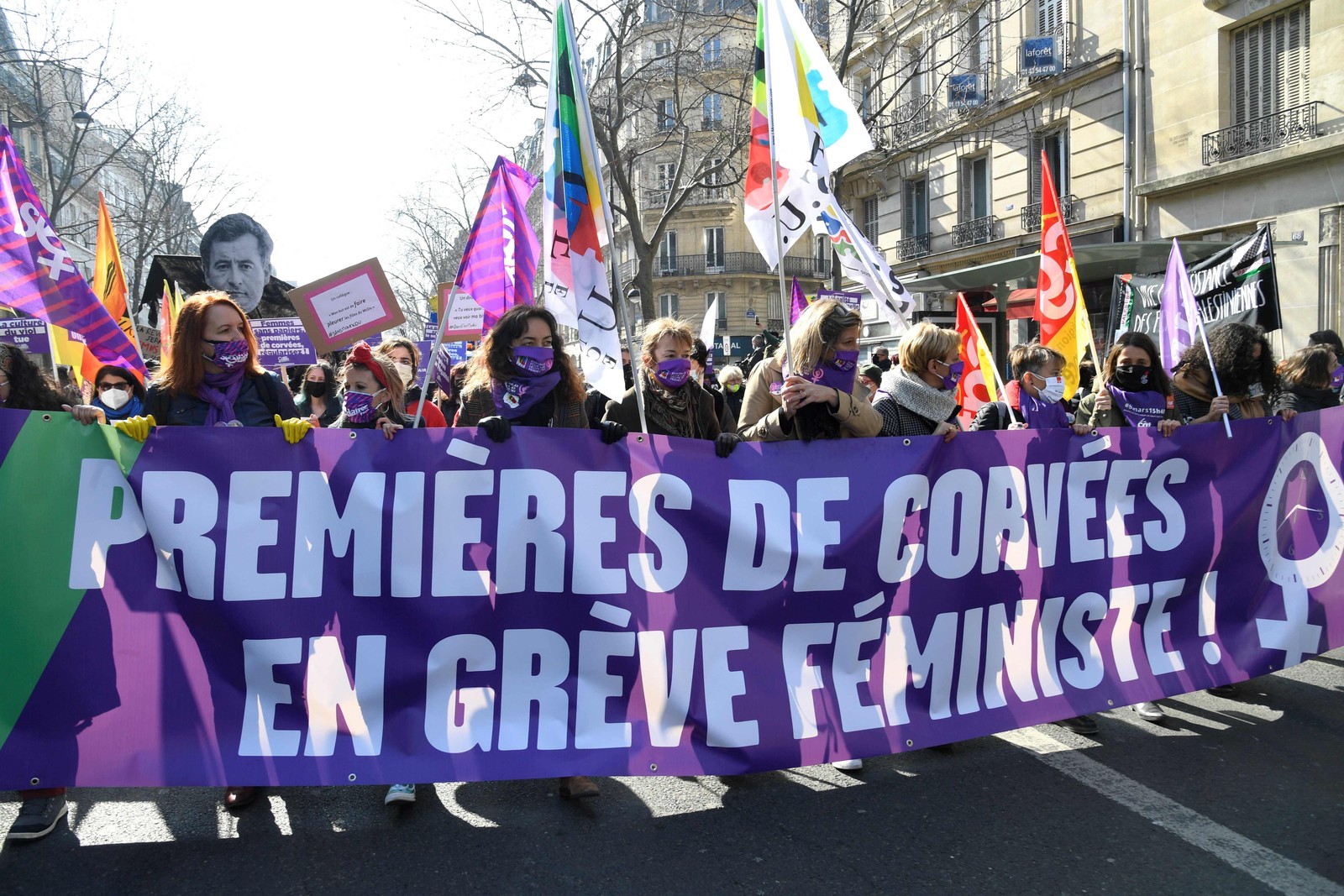 Mulheres seguram uma faixa com os dizeres "Primeiras a trabalhar. Feministas em greve", em protesto por mais direitos para as mulheres como parte do Dia Internacional da Mulher, em Paris, FrançaAFP