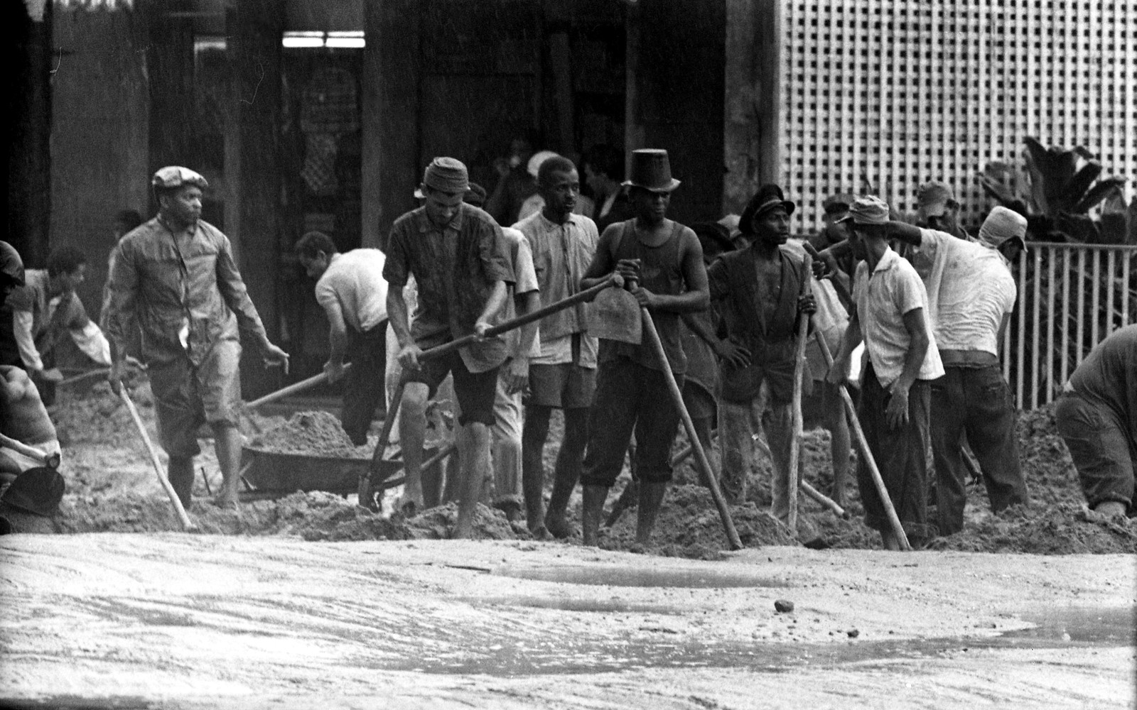 Trabalhadores retiram a lama que ficou acumulada na Rua Jardim Botânico — Foto: Arquivo / Agência O Globo