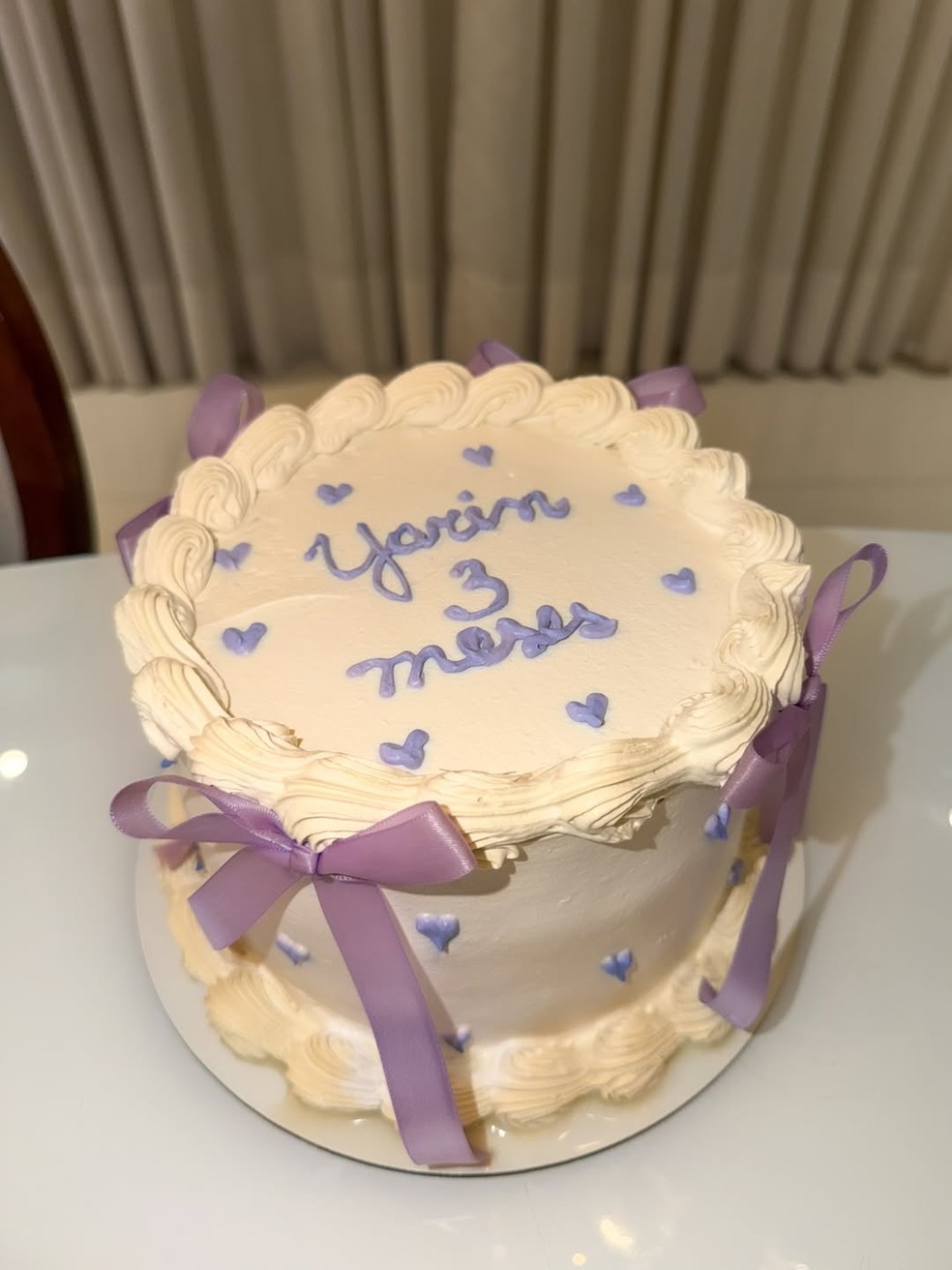 Filha de MC Guimê celebrou 3 meses com bolo encantador — Foto: Reprodução Instagram